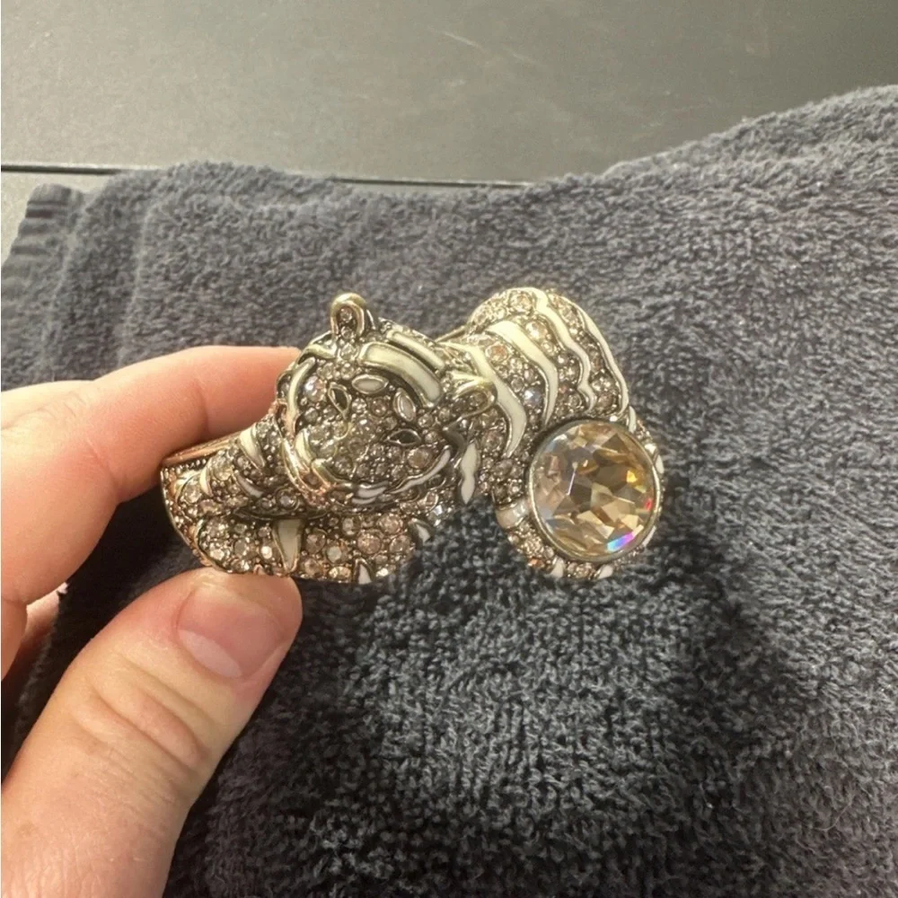 Heidi Daus Sparkling “Feline Fabulous” Tiger Brooch with Crystal Accent Size 7” - Picture 4 of 5